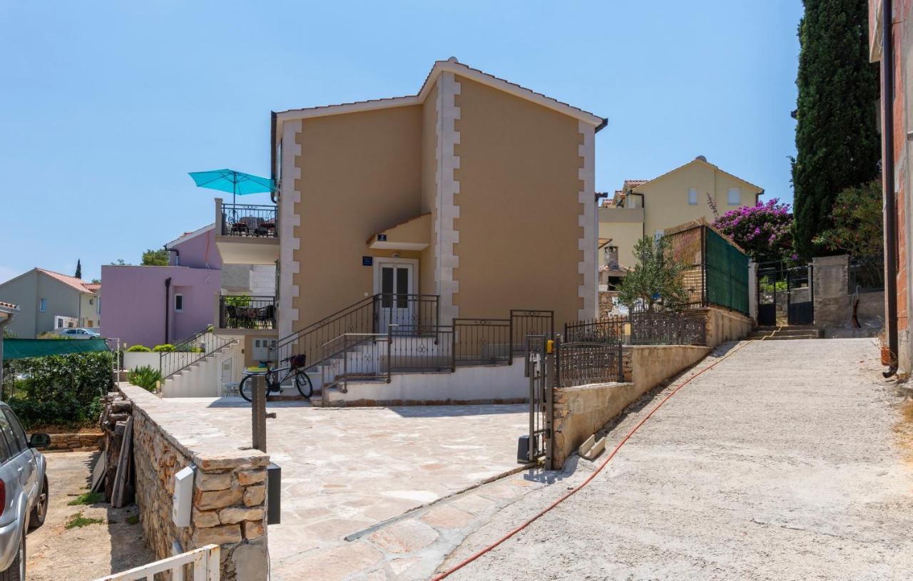 Apartments Listes Milna  Bagian luar foto