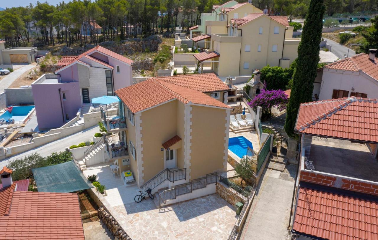Apartments Listes Milna  Bagian luar foto