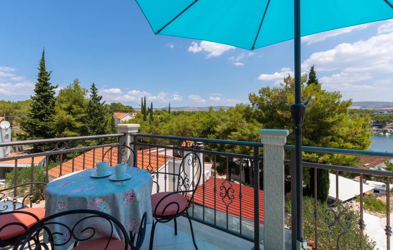 Apartments Listes Milna  Bagian luar foto