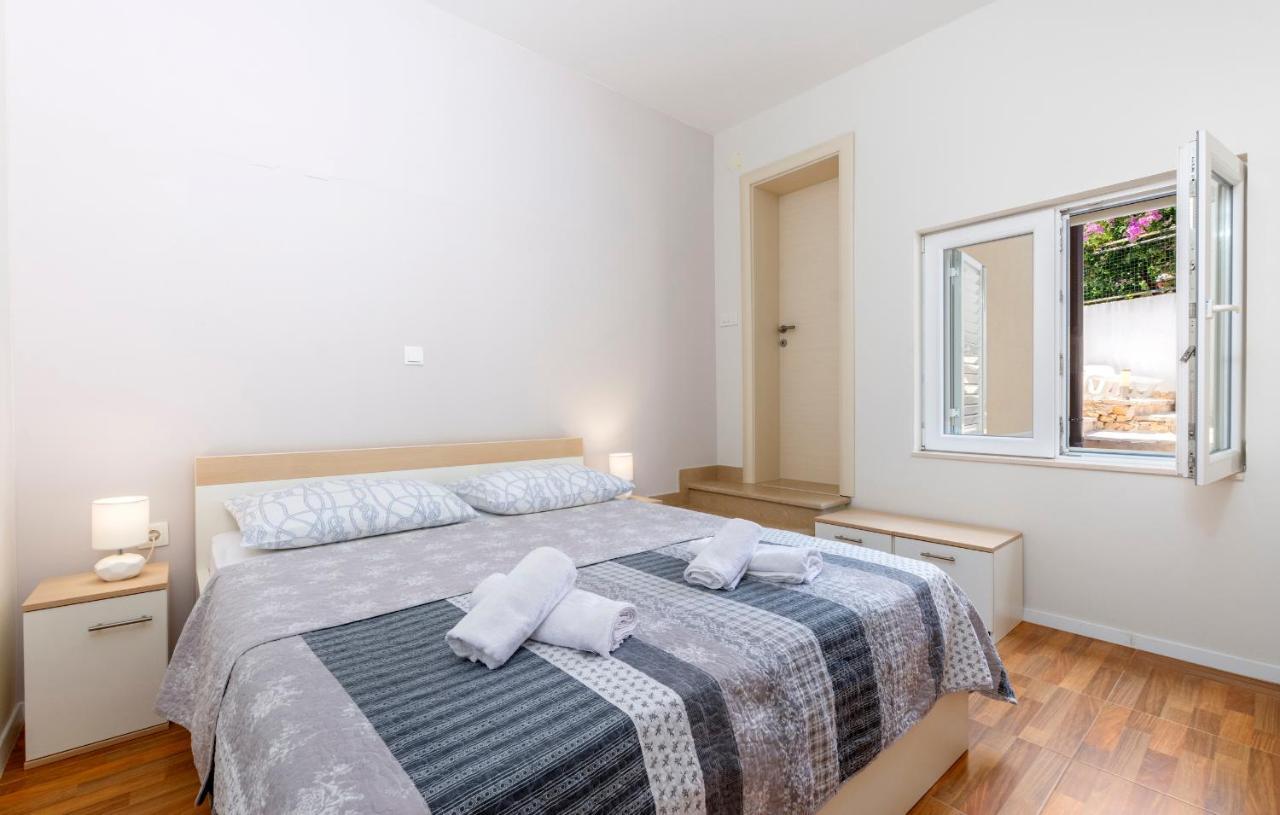 Apartments Listes Milna  Bagian luar foto