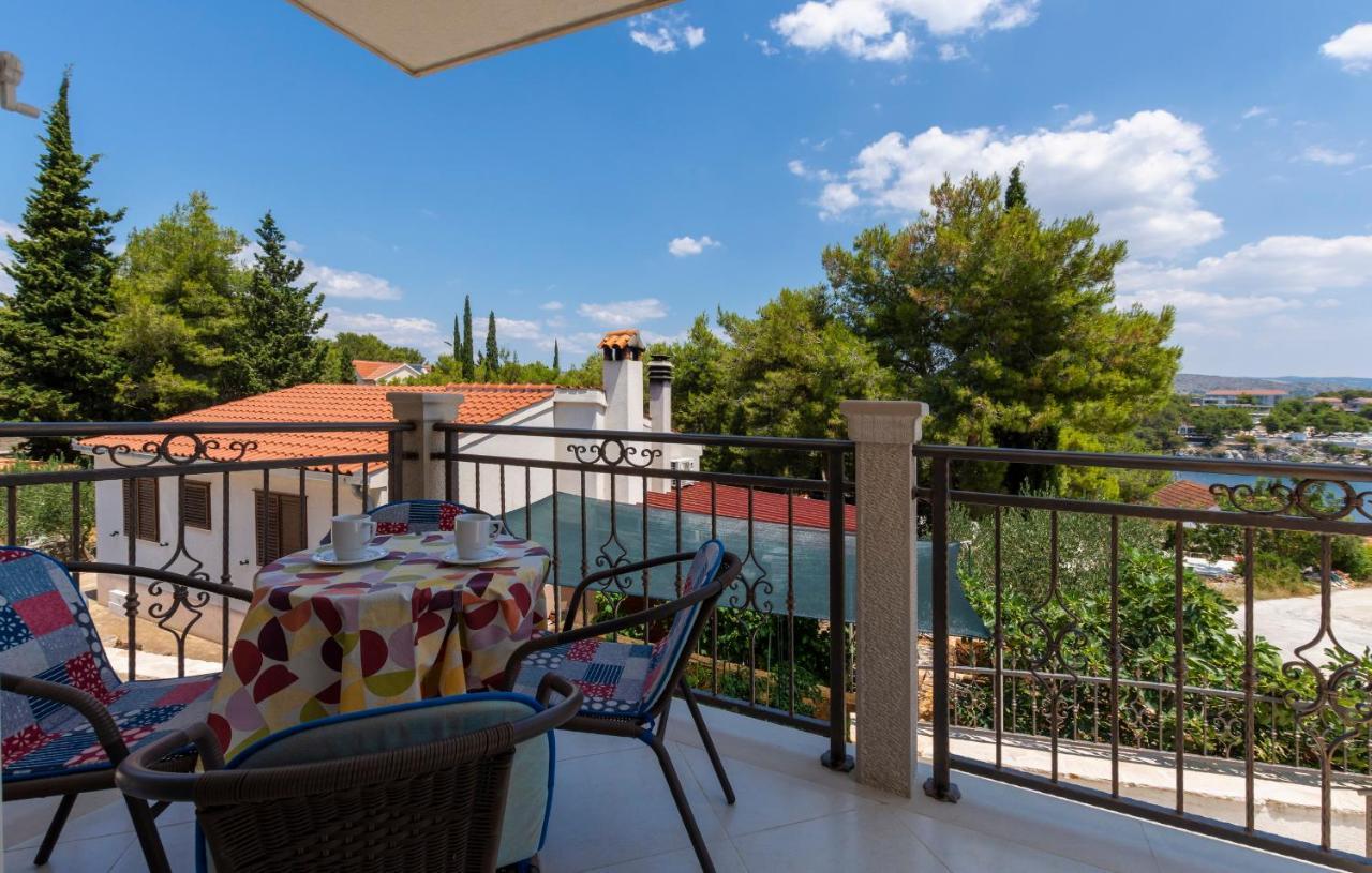 Apartments Listes Milna  Bagian luar foto