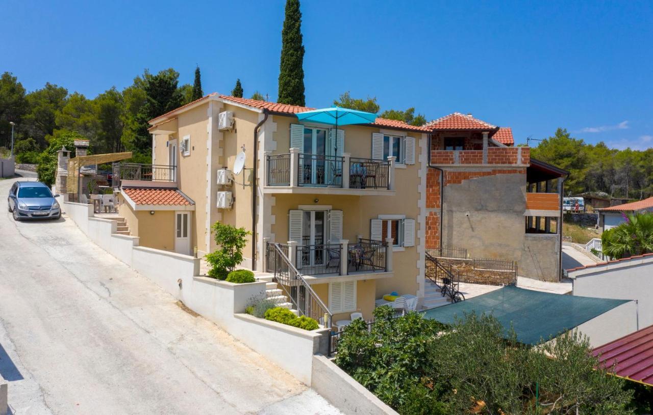 Apartments Listes Milna  Bagian luar foto