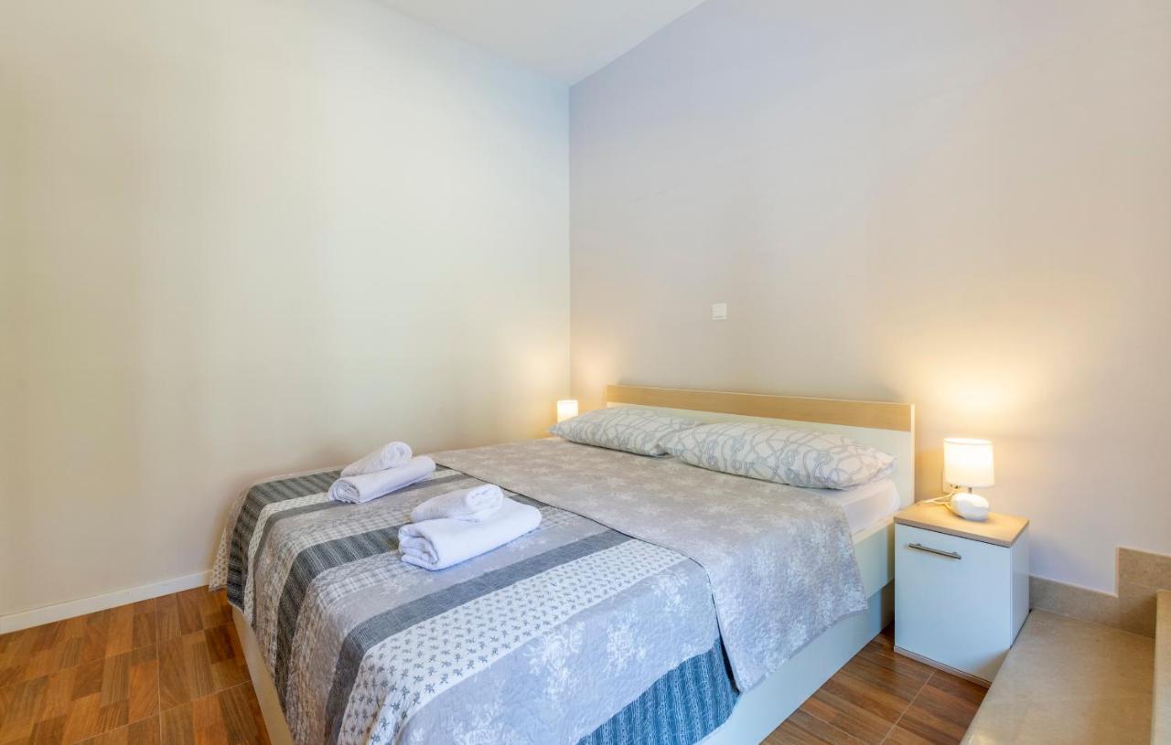 Apartments Listes Milna  Bagian luar foto
