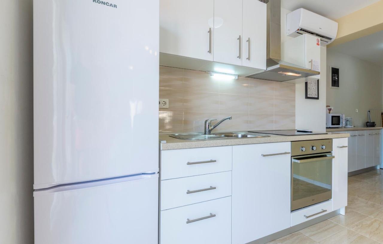 Apartments Listes Milna  Bagian luar foto