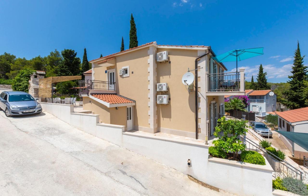 Apartments Listes Milna  Bagian luar foto