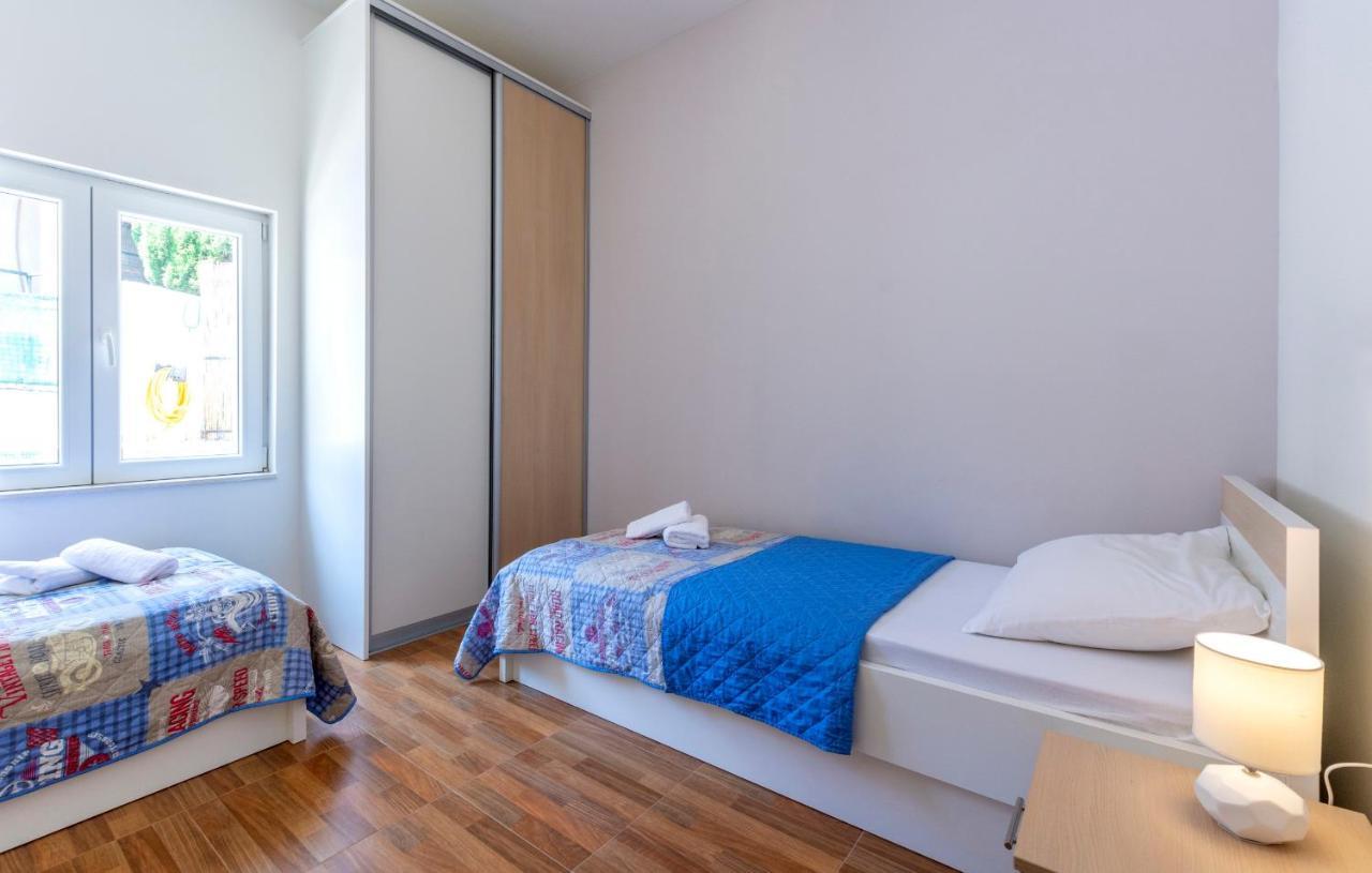 Apartments Listes Milna  Bagian luar foto