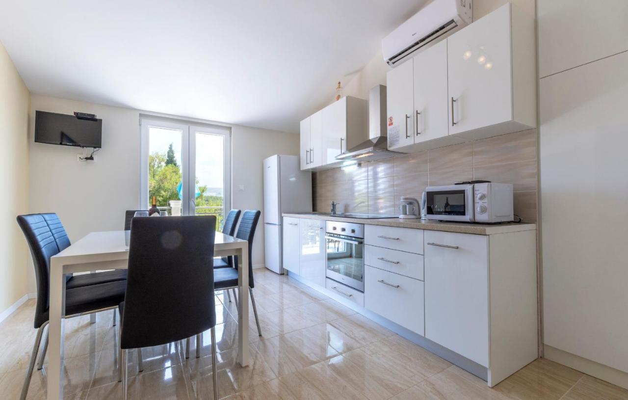 Apartments Listes Milna  Bagian luar foto