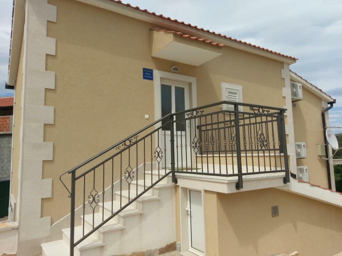 Apartments Listes Milna  Bagian luar foto